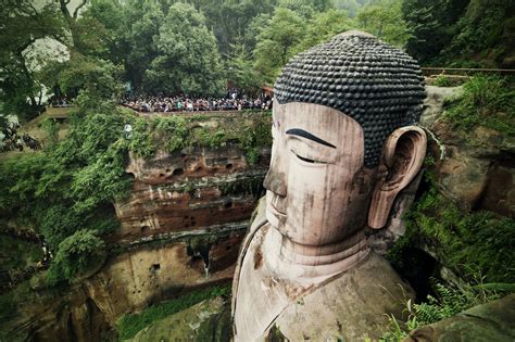  De Beelden van Leshan: Een kolossaal spektakel dat je adem zal beroven!