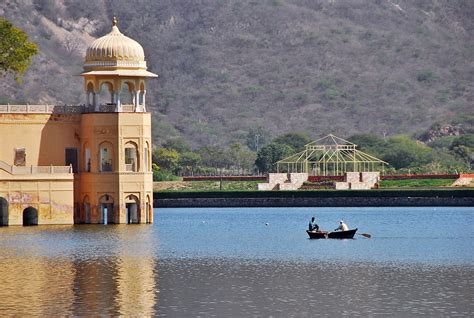  Het Jal Mahal: Een zwevend paleis vol mysterie en pracht